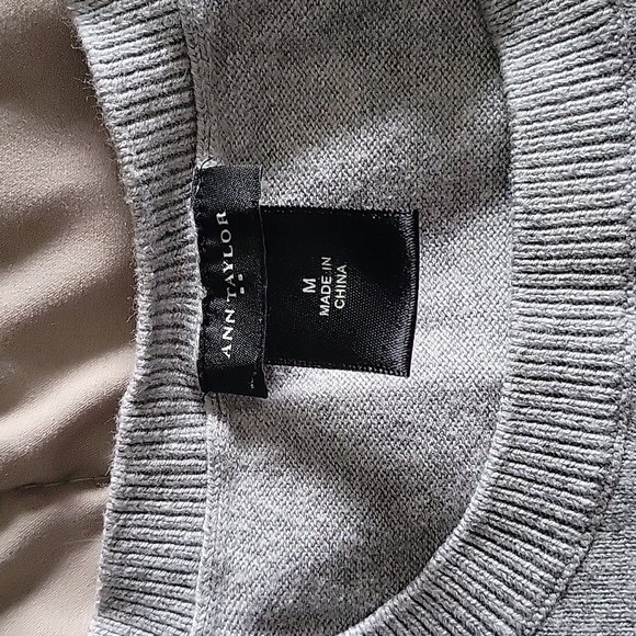Ann Taylor M Grey Lightweight Sweater - Picture 3 of 4